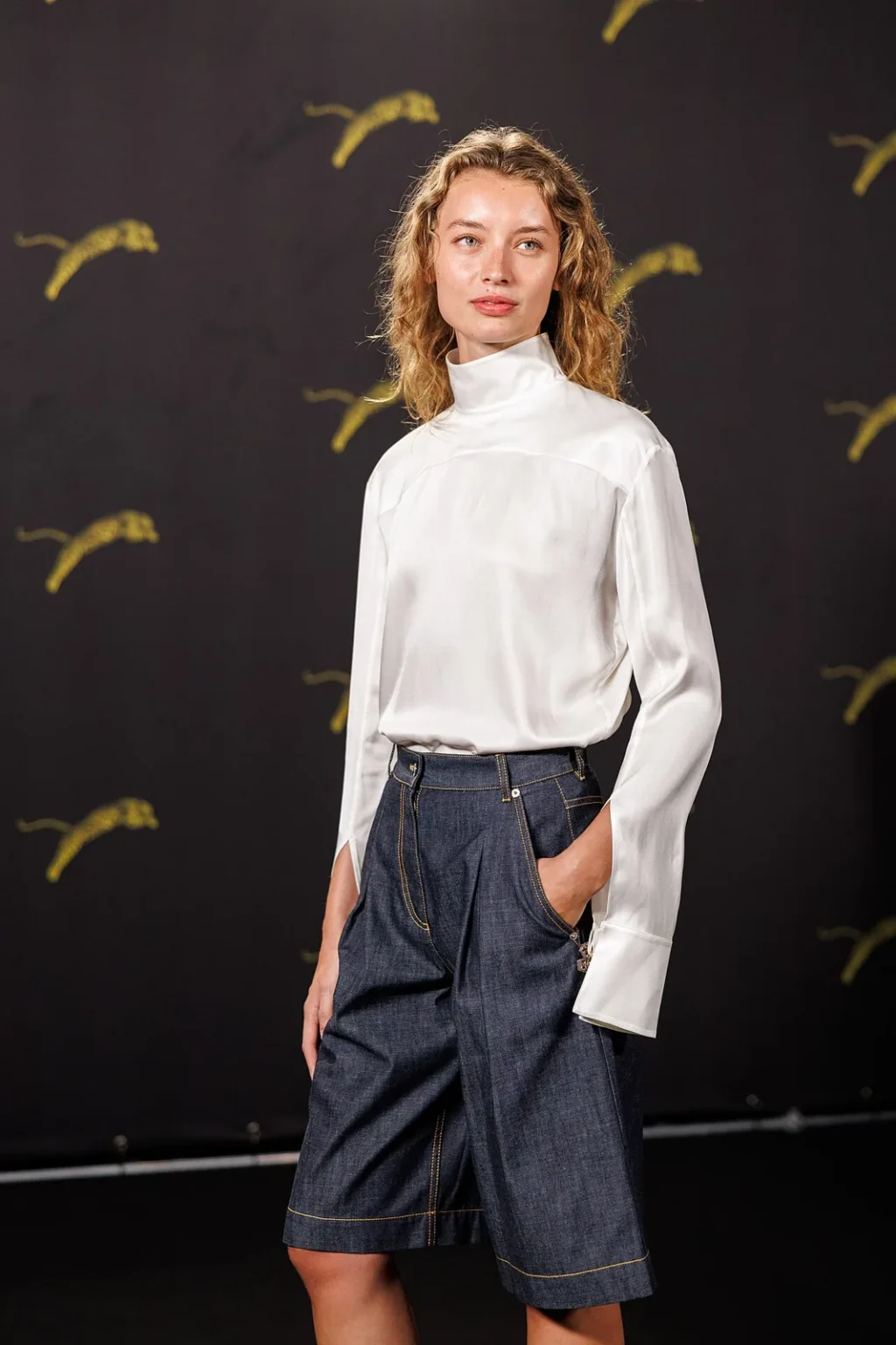 Giulia Maenza in Louis Vuitton alla Paris Fashion Week 2026: il western chic tra sartorialità e streetwear