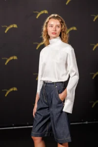 Giulia Maenza in Louis Vuitton alla Paris Fashion Week 2026: il western chic tra sartorialità e streetwear