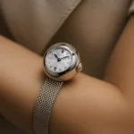 Blancpain Lady B: 70 anni di Ladybird con meccanica miniaturizzata e cassa sferica