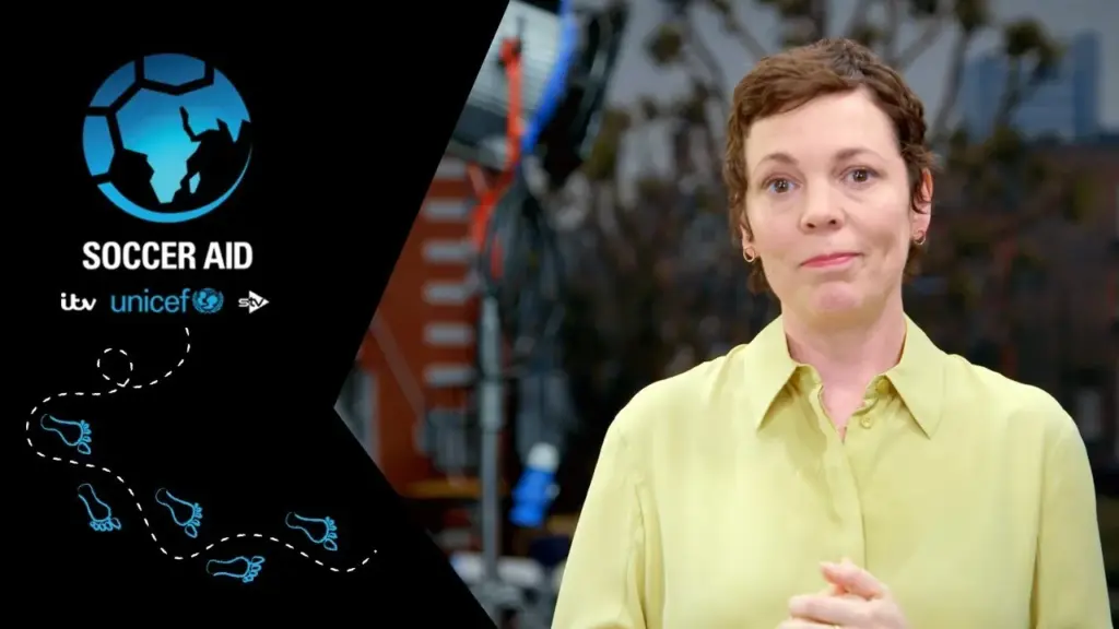 Olivia Colman debutta in passerella a Miu Miu con i capelli grigi naturali