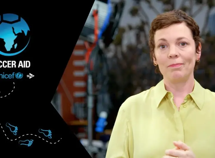 Olivia Colman debutta in passerella a Miu Miu con i capelli grigi naturali